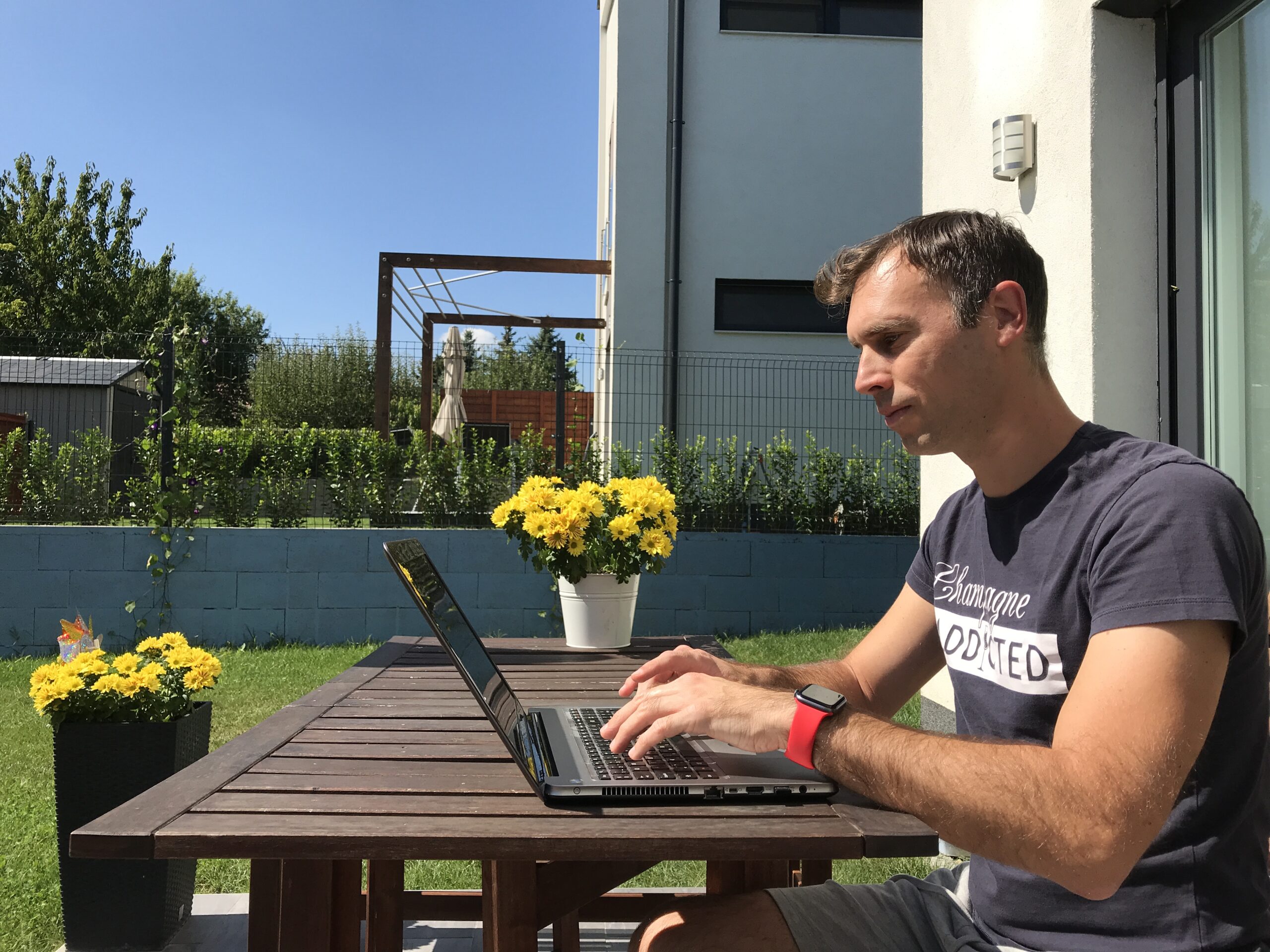 man working on his lifestlye business in the sunshine